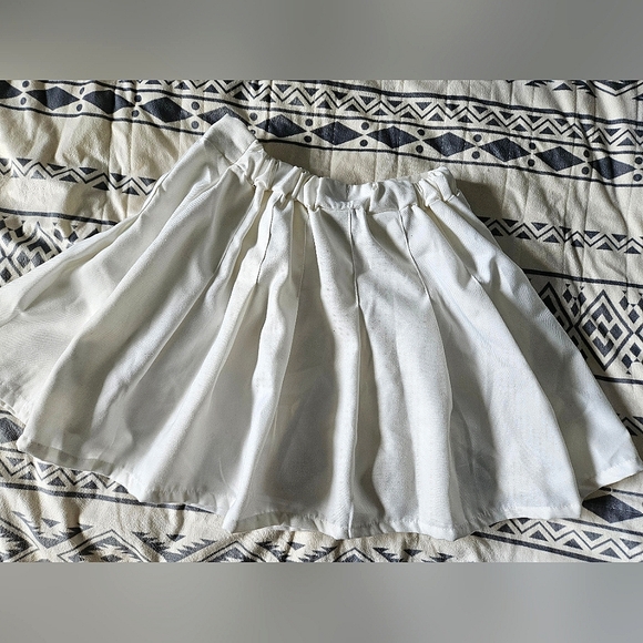 NWOT white pleated skirt - Picture 2 of 3